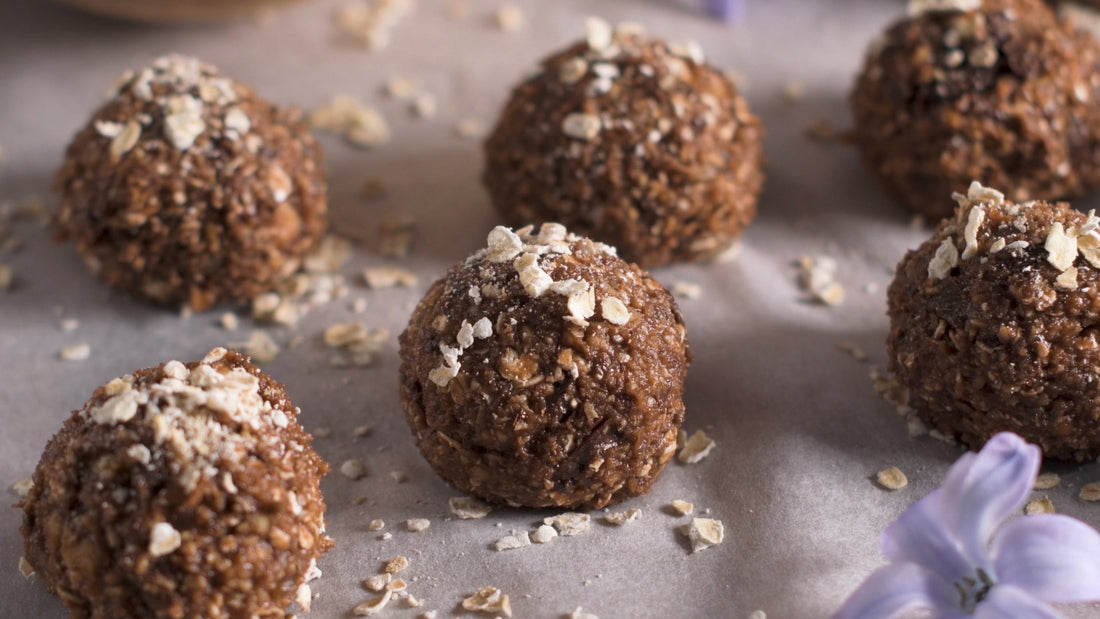 Receta fácil de bolitas de coco saludables con tu plato rallador