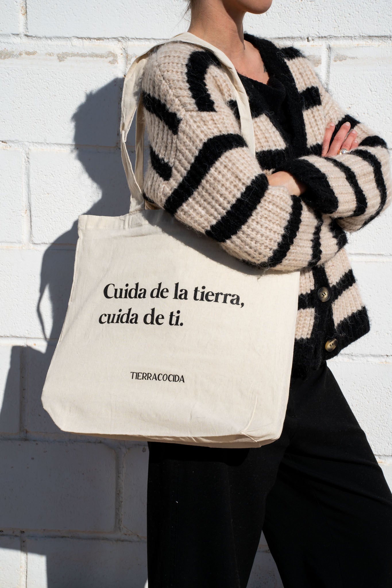 bolsa de tela con frase "cuida de la tierra, cuida de ti"