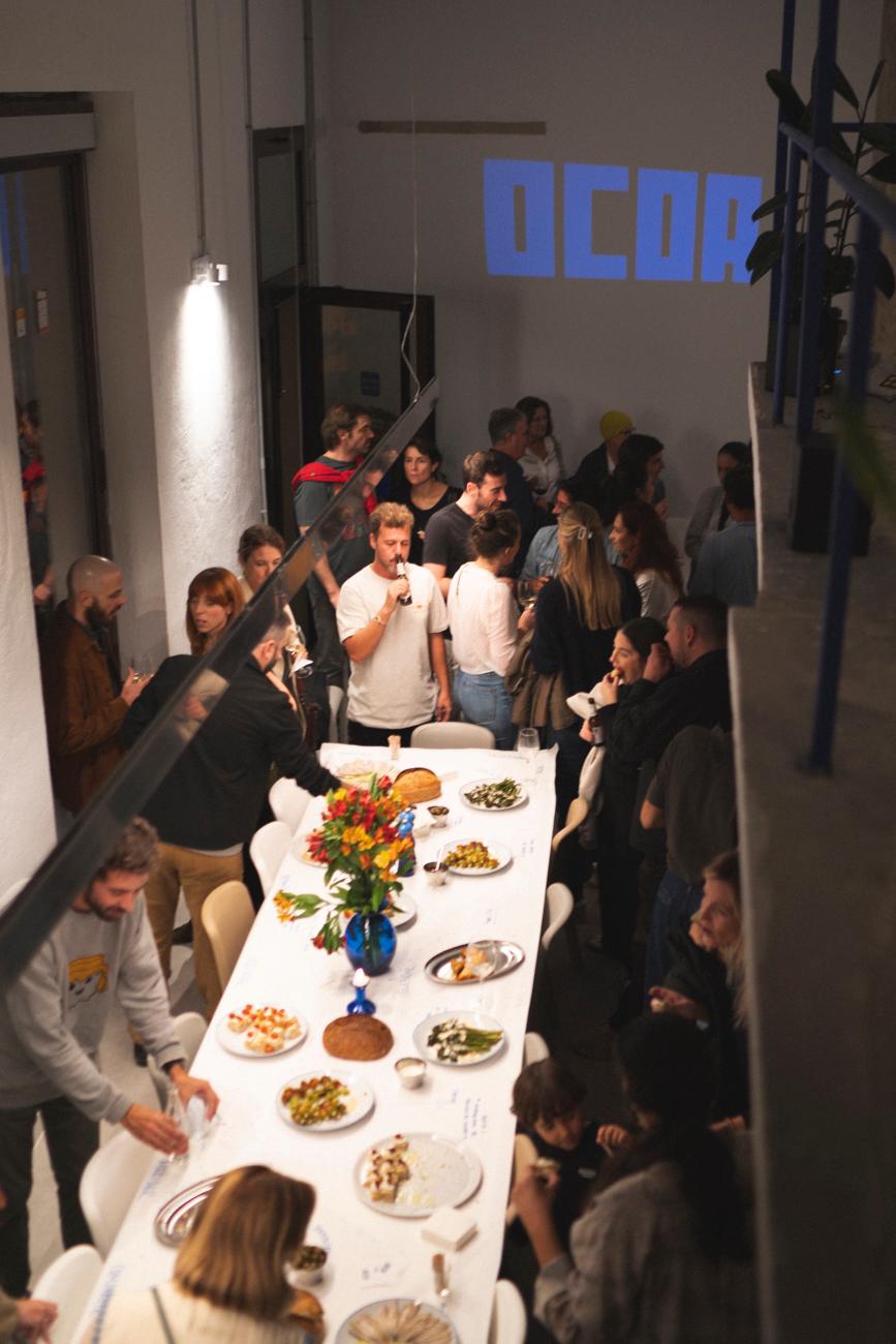 UN GRUPO DE PERSONAS EN UN ESPACIO CERRADO HACIENDO UN TALLER DE COCINA