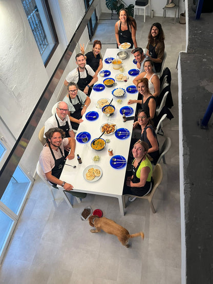 Un reunión de personas en un taller de cocina en málaga