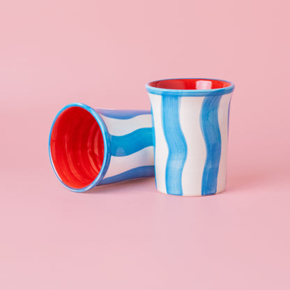 DOS VASOS DE CERAMICA BLANCOS CON RAYAS AZULES Y ROJOS POR DENTRO