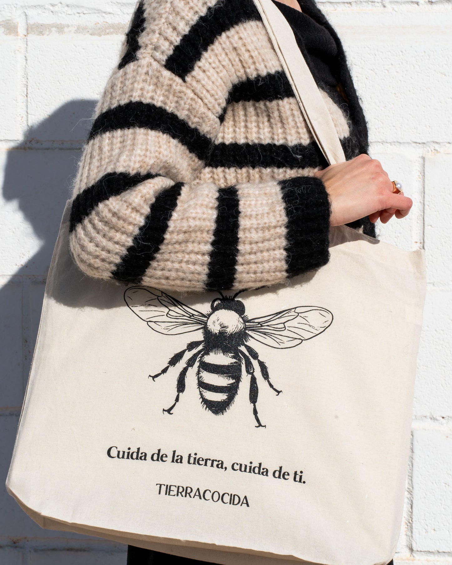 bolsa de tela con dibujo de abeja